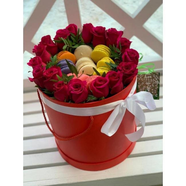 Коробка с розами и макарунами