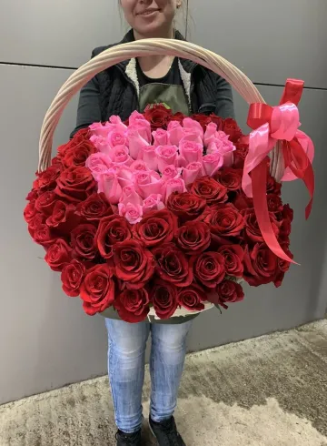 Корзина со 101 розой от интернет-магазина цветов в 
