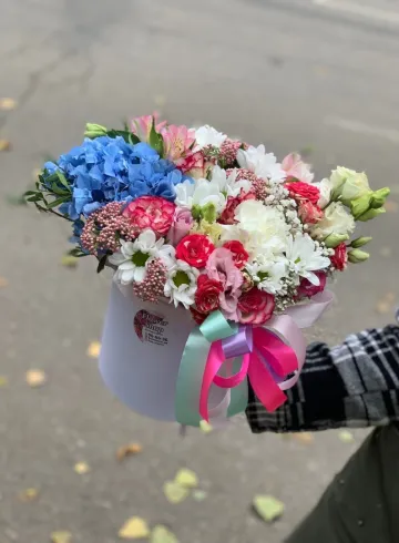 Композиция с голубой гортензией от интернет-магазина цветов в 