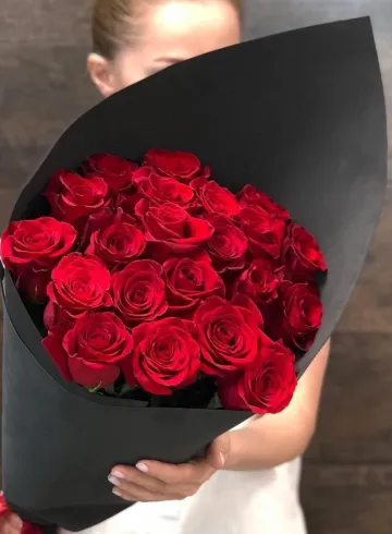 Красные розы в черной упаковке от интернет-магазина цветов в 