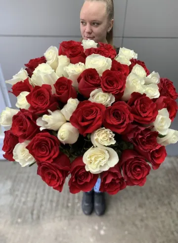 Букет из 51 розы «Дуэт» от интернет-магазина цветов в 