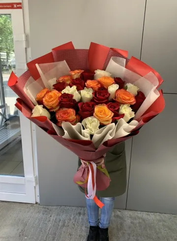 Букет из 25 роз «Яркий микс» от интернет-магазина цветов в 