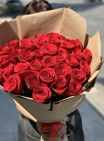 Букет из красных 25 роз 70 см Фридом от интернет-магазина цветов в 