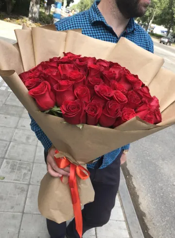 Букет 51 красная роза 60 см от интернет-магазина цветов в 