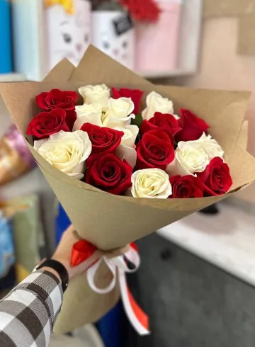 19 красных и белых роз от интернет-магазина цветов в 