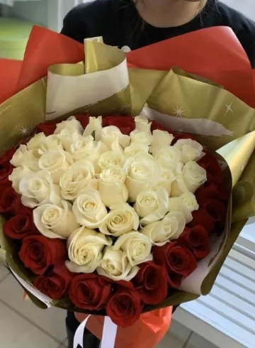 Букет из 51 розы 50 см в виде сердца от интернет-магазина цветов в 