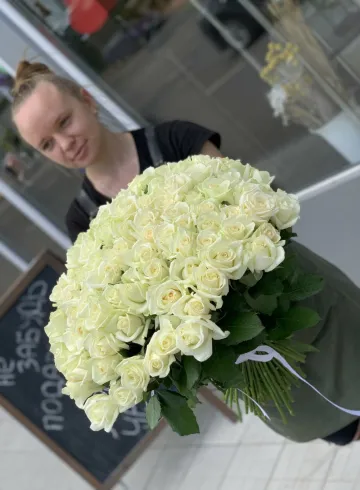 Букет 101 роза белая 70 см от интернет-магазина цветов в 