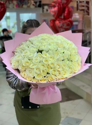 Букет 101 белая роза «Барби» 60 см от интернет-магазина цветов в 