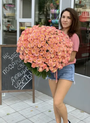 Букет 251 роза от интернет-магазина цветов в 