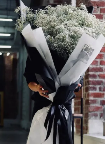 Букет из 51 белой гипсофилы от интернет-магазина цветов в 