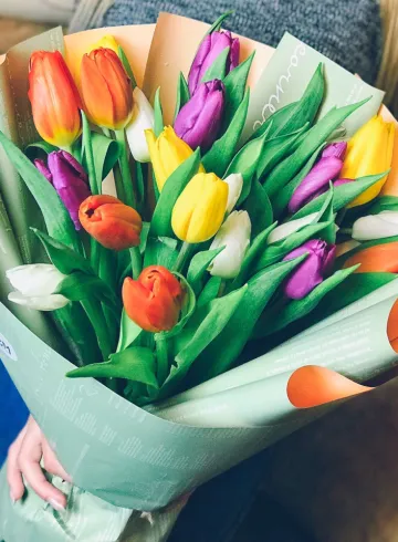 25 разноцветных тюльпанов от интернет-магазина цветов в 