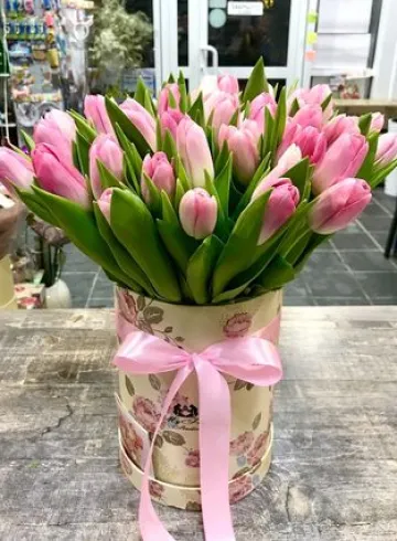 25 тюльпанов в коробке от интернет-магазина цветов в 