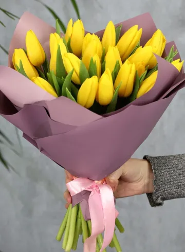 25 желтых тюльпанов к 8 марта от интернет-магазина цветов в 