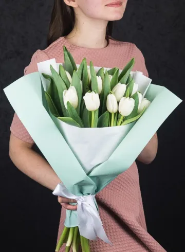 15 белых тюльпанов от интернет-магазина цветов в 