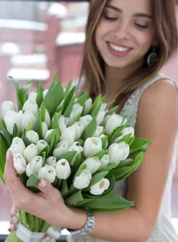 35 белых тюльпанов от интернет-магазина цветов в 