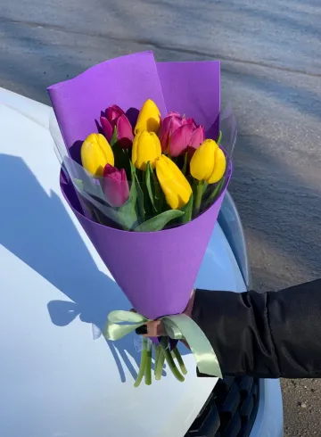 Букет микс из 9 тюльпанов от интернет-магазина цветов в 