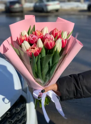 Букет микс из 15 тюльпанов от интернет-магазина цветов в 