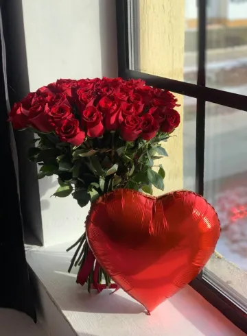 Букет из 51 розы «Ты в моем сердце» от интернет-магазина цветов в 