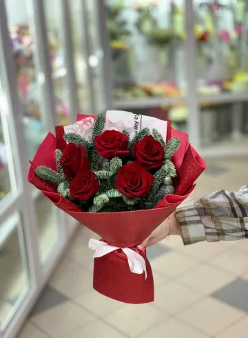 Новогодний букет &laquo;Яркий&raquo; от интернет-магазина цветов в 