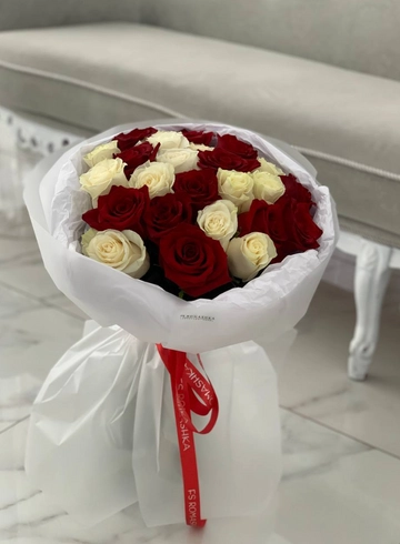 Букет из белых и красных роз от интернет-магазина цветов в 