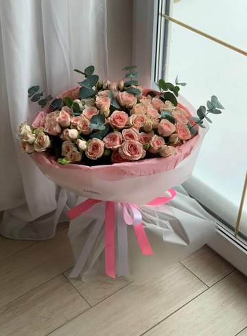 Букет из розовых кустовых роз с эвкалиптом от интернет-магазина цветов в 