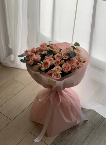 Нежный букет из кустовых роз с эвкалиптом от интернет-магазина цветов в 