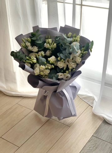Букет с белой эустомой от интернет-магазина цветов в 