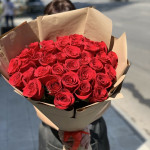 Красные розы в черном крафте от интернет-магазина «Ромашка»в Ульяновске