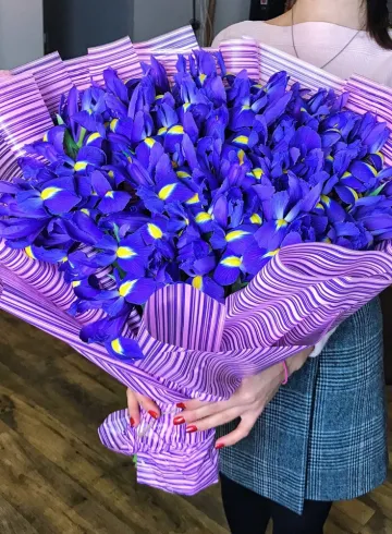 Букет из 49 ирисов от интернет-магазина цветов в 